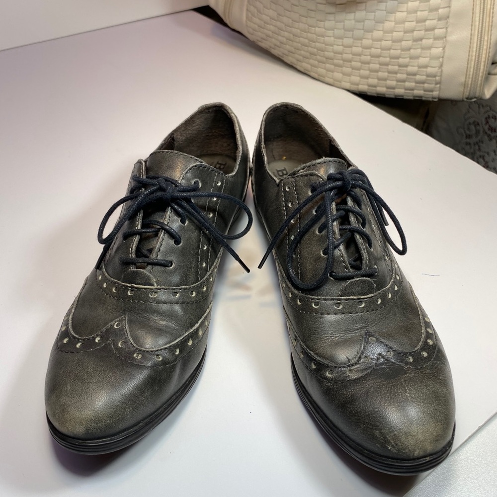 Born woman’s leather Oxfords size 7M